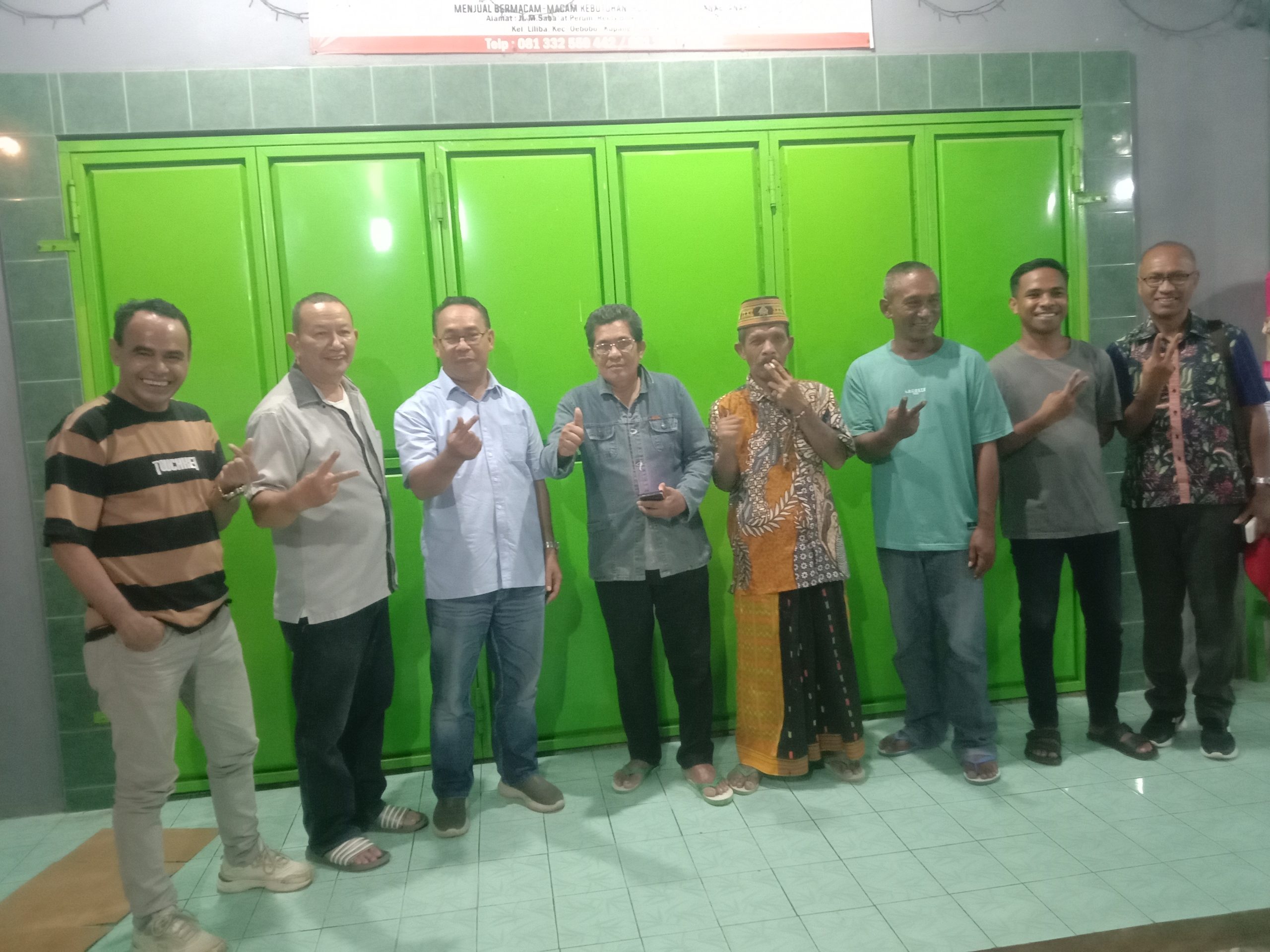 Sebastianus Salang (ketiga kiri), usai diskusi bersama tokoh Diaspora Malaka di Sekretariat Diaspora Malaka, Liliba, Kupang, Rabu (15/05/2024).  Foto : sk/jn