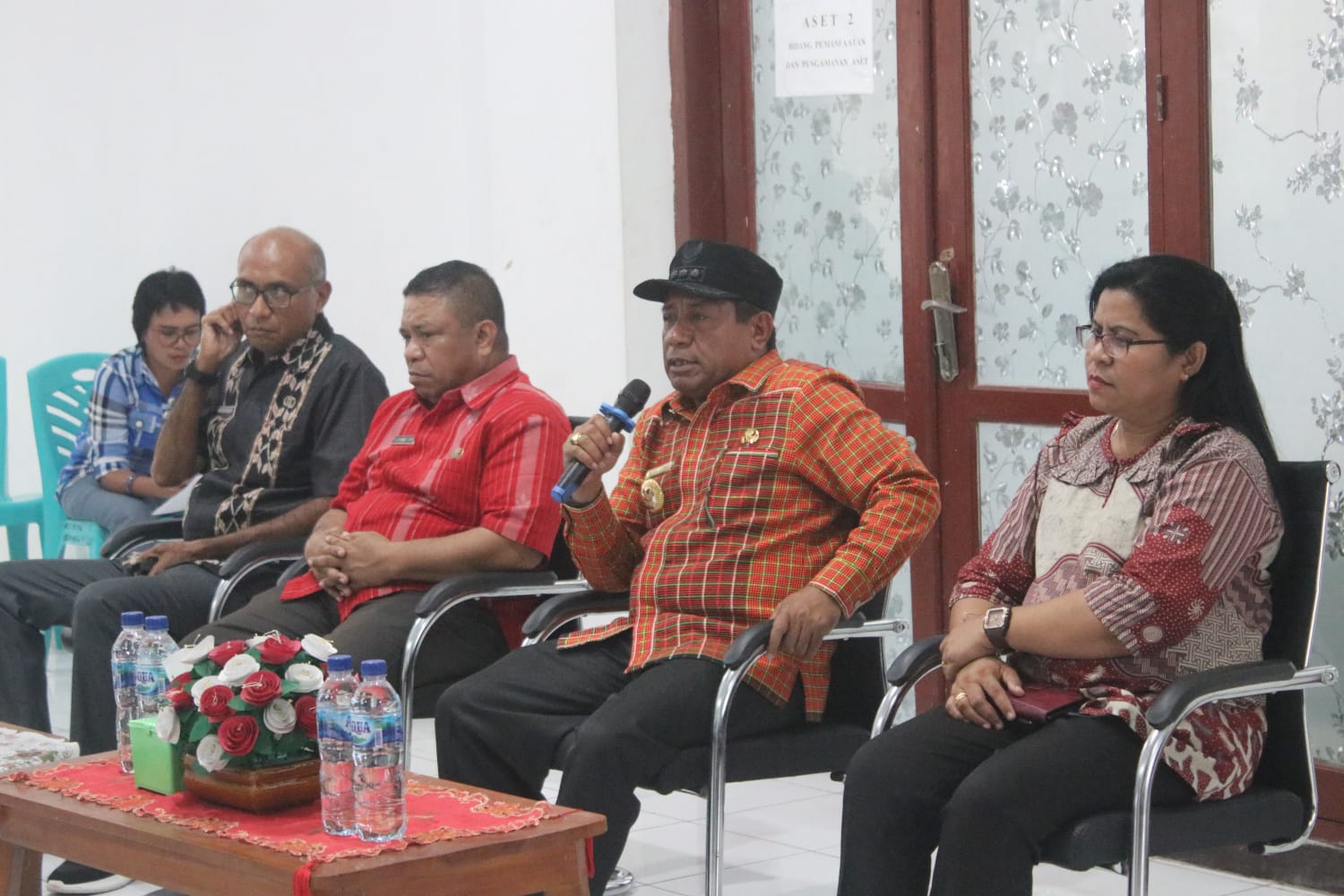 Pj Bupati Kupang, Alexon Lumba (kedua kanan), didampingi Asisten Bupati Kupang, Novita Foenay dan Kepala BPKAD Kabupaten Kupang, Okto Tahik dan Kepala Dinas PMD Kabupaten Kupang, Marten Rahakbaw. Foto : Prokopim Kabupaten Kupang.  