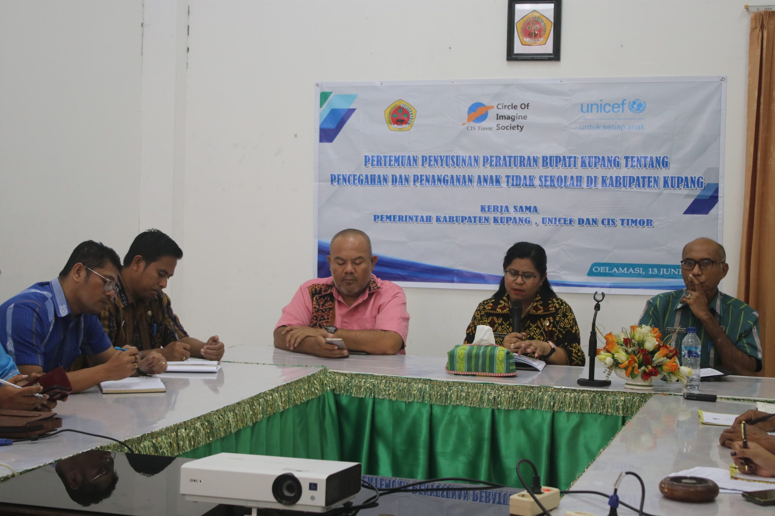 Plt.Sekda Kabupaten Kupang, Novita Foenay (tengah) bersama Perwakilan CIS TIMOR, Elvrid Saneh dan Kepala Dinas PMD Kabupaten Kupang, Marten Rahakbaw. Foto : Prokopim Kabupaten Kupang. 