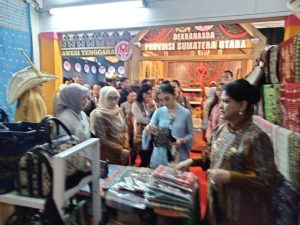 Tenun Khas Kota Kupang Motif Sepe Mendapat Perhatian Ibu Negara Saat HUT Dekranas Ke-44 di Kota Solo