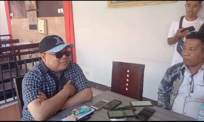 Haji Muhamad Darwis, tersangka kasus dugaan korupsi pembangunan GOR sedang memberikan keterangan pers kepada wartawan di Celebes Resto, Kota Kupang, Sabtu (08/06/2024). Foto : sk/jn