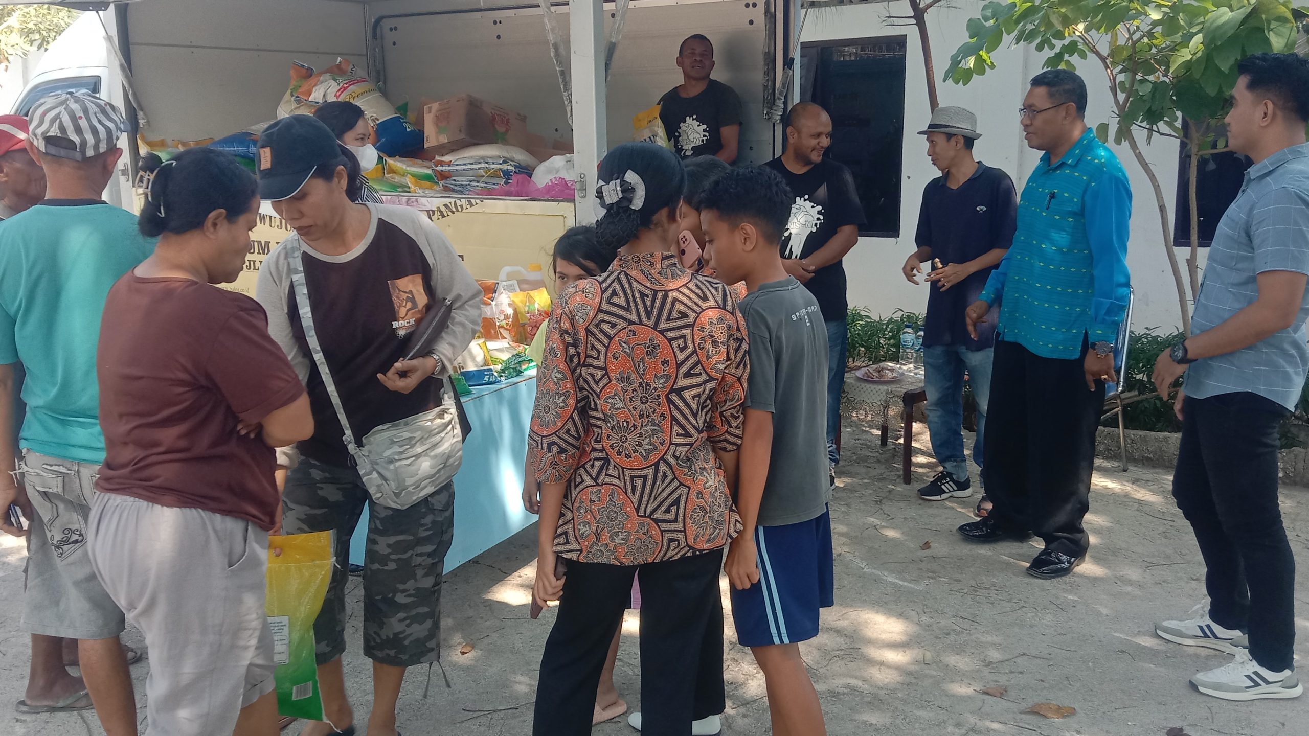 Koordinator Prodi Ilmu Hukum STIKUM, Volkes Nanis, SH.,MH (kanan/berkaca mata) bersama Dosen STIKUM, Exwin Agustinus Hotan, SH.,MH sedang memantau kegiatan bazar murah yang dilaksanakan di kampus STIKUM, Jln. Pendidikan, Nomor 6, Nasipanaf, Penfui Kupang. Foto : sk/jn