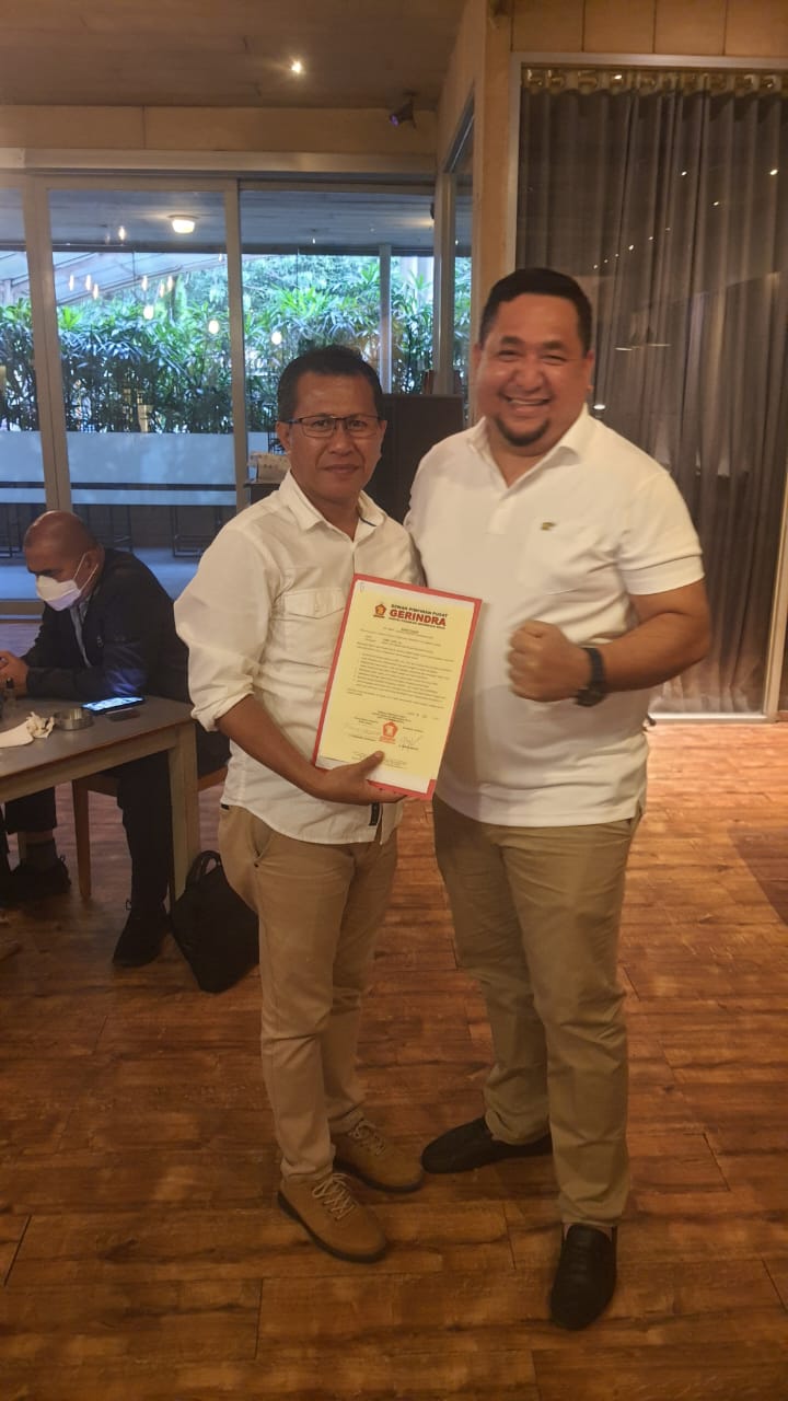 Bakal Calon Bupati Kupang, Yosef Lede, didampingi Sekretaris DPD Partai Gerindra NTT, Fernando Soares menerima Surat Tugas dari Partai Gerindra sebagai Bakal Calon Bupati Kupang, Kamis (18/07/2024). Foto: istimewa. 