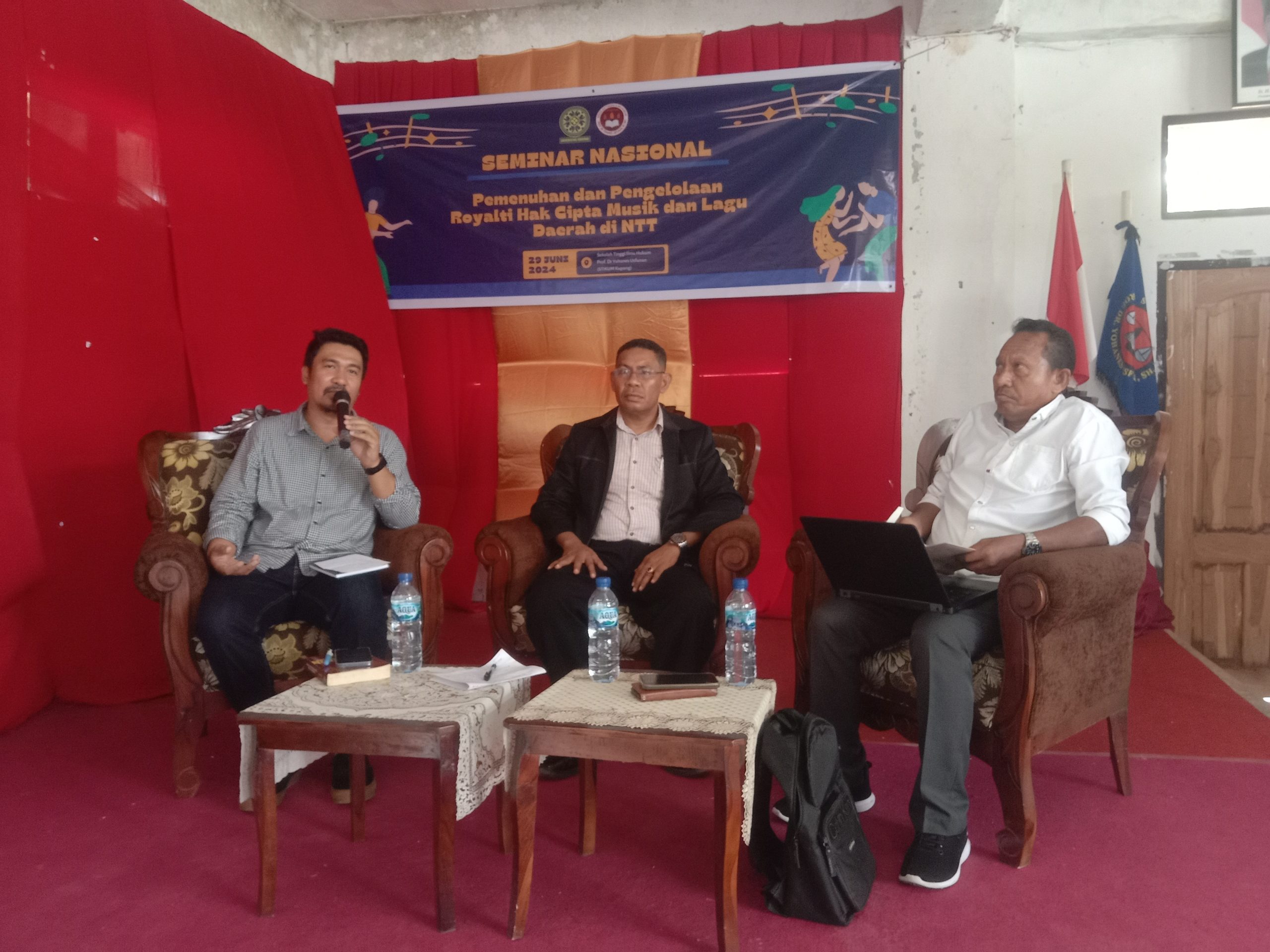 Peneliti sekaligus Dosen Fakultas Hukum Universitas Udayana (Unud) Denpasar Bali, Dr. Made Aditya Pramana Putra, SH.,MH (kiri) bersama Wakil Ketua III DPD PAPPRI NTT,  Anselmus Tallo (kanan) dan Koordinator Program Studi Ilmu Hukum STIKUM, Volkes Nanis, SH.,MH (tengah) sedang memaparkan materi seminar. Foto: Humas STIKUM 