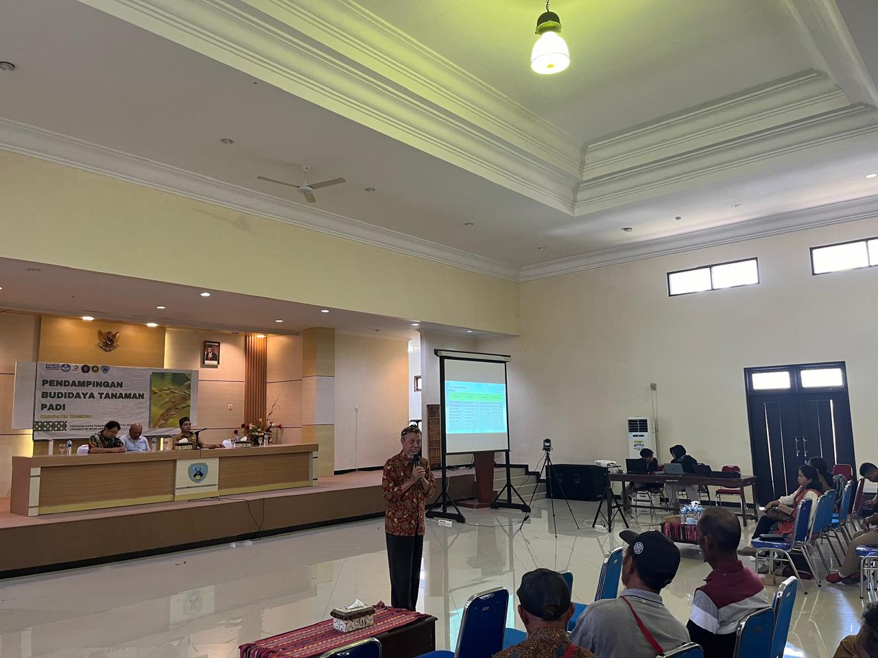 Kegiatan penyampaian materi pelatihan dan penyuluhan oleh Dr. Ir. Nur Hidayat, MP, terkait potensi pemanfaatan pupuk organik berbahan baku lokal