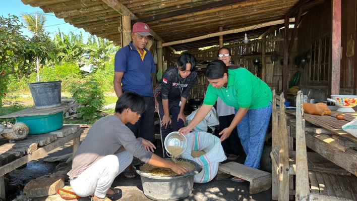 Prof. Dr. Ir. Agus Suryanto, MS. mengecek kondisi lahan dan penanaman padi serta mendampingi dalam persiapan pemupukan