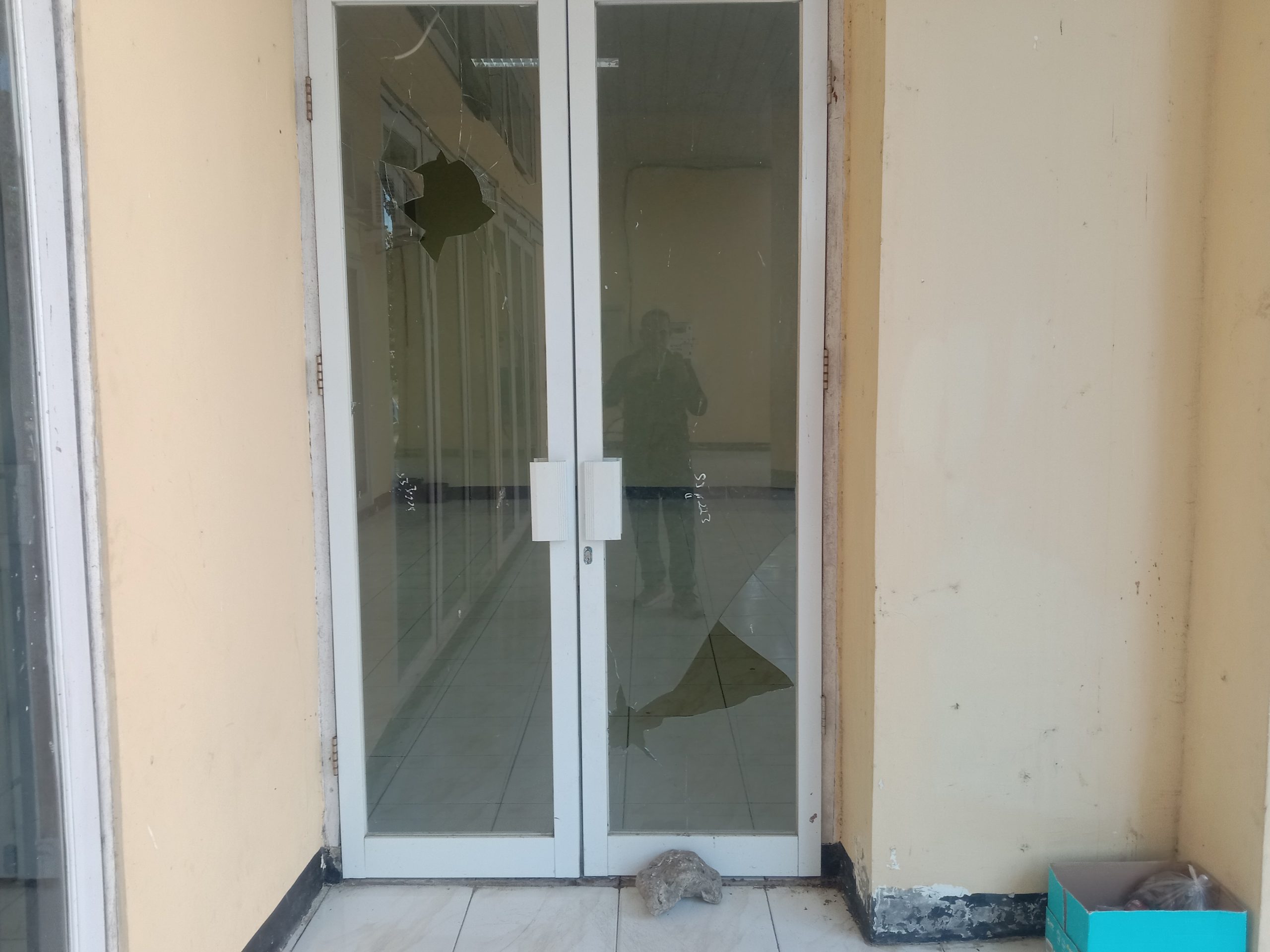 Inilah kondisi pintu belakang gedung kantor DPRD Kabupaten Kupang di Oelamasi. Foto : sk/jn