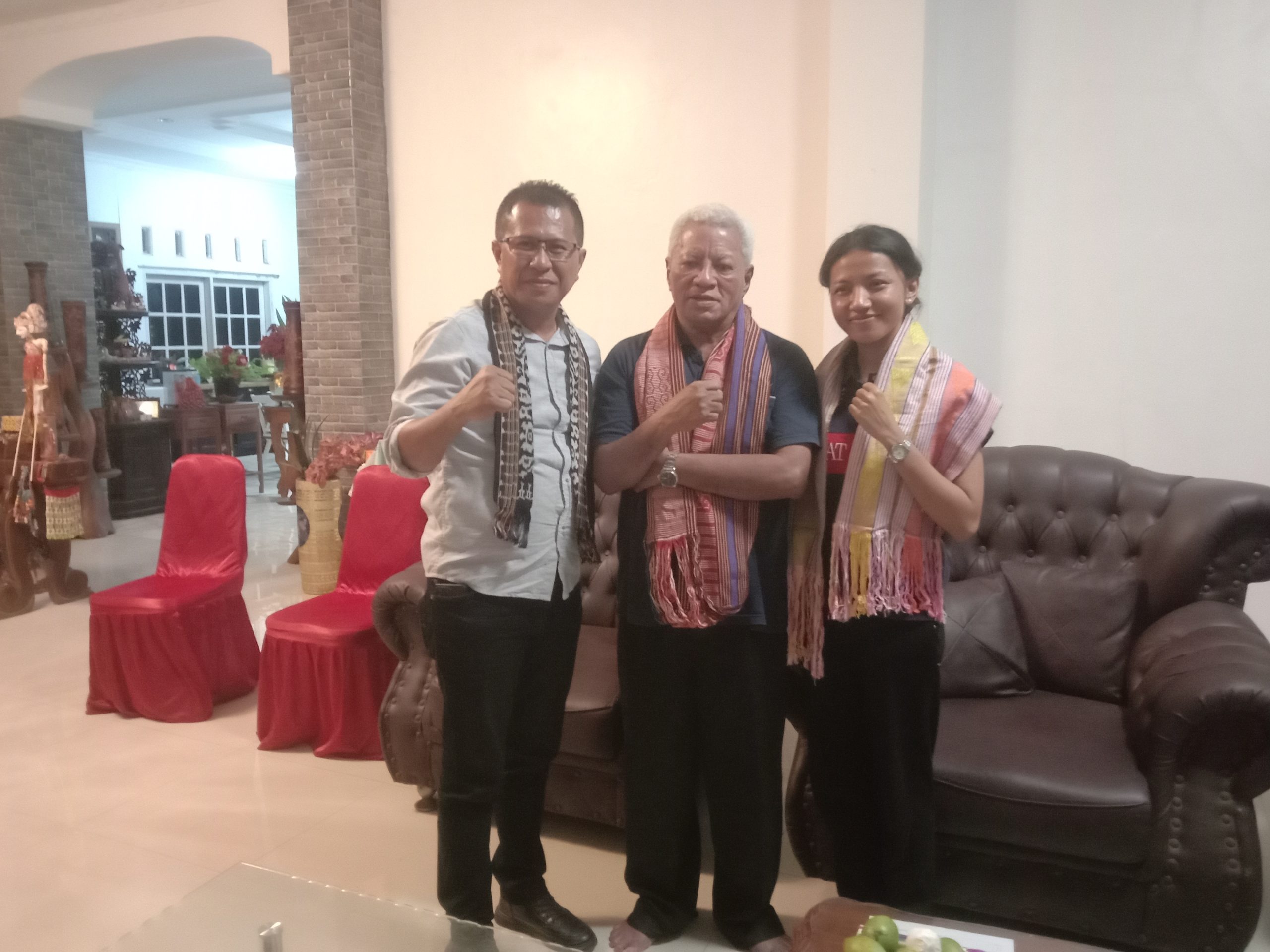 Bakal Calon Bupati Kupang, Yosef Lede, SH (kiri) dan Arum Titu Eki, S.,Ars, M.,Ars pose bersama Drs.Ayub Titu Eki, M.S.,PhD usai pertemuan keluarga di kediaman Ayub Titu Eki, Minggu (28/07/2024) malam. Foto : sk/jn