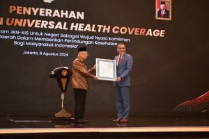 Wapres Ma’ruf Amin Berikan Penghargaan UHC Awards kepada 493 Kepala Daerah