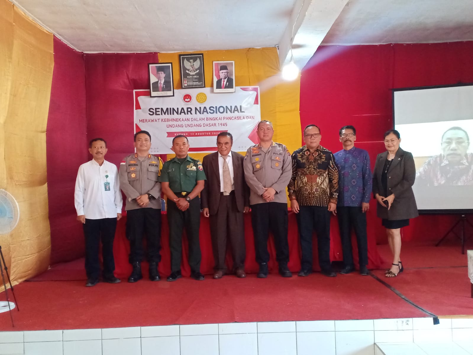 Foto : Direktur STIKUM Prof.Dr.Yohanes Usfunan, SH.,MH dan Wakil Direktur II STIKUM, Yudith Bana, SH.,MH, bersama para nara sumber Seminar Nasional yakni Kombes Pol Rahmanto, Suyudi, SIK dari Polda NTT, Kapten Gatot Subur, SH selaku Kakundrem Danrem 161 WS Kupang. 