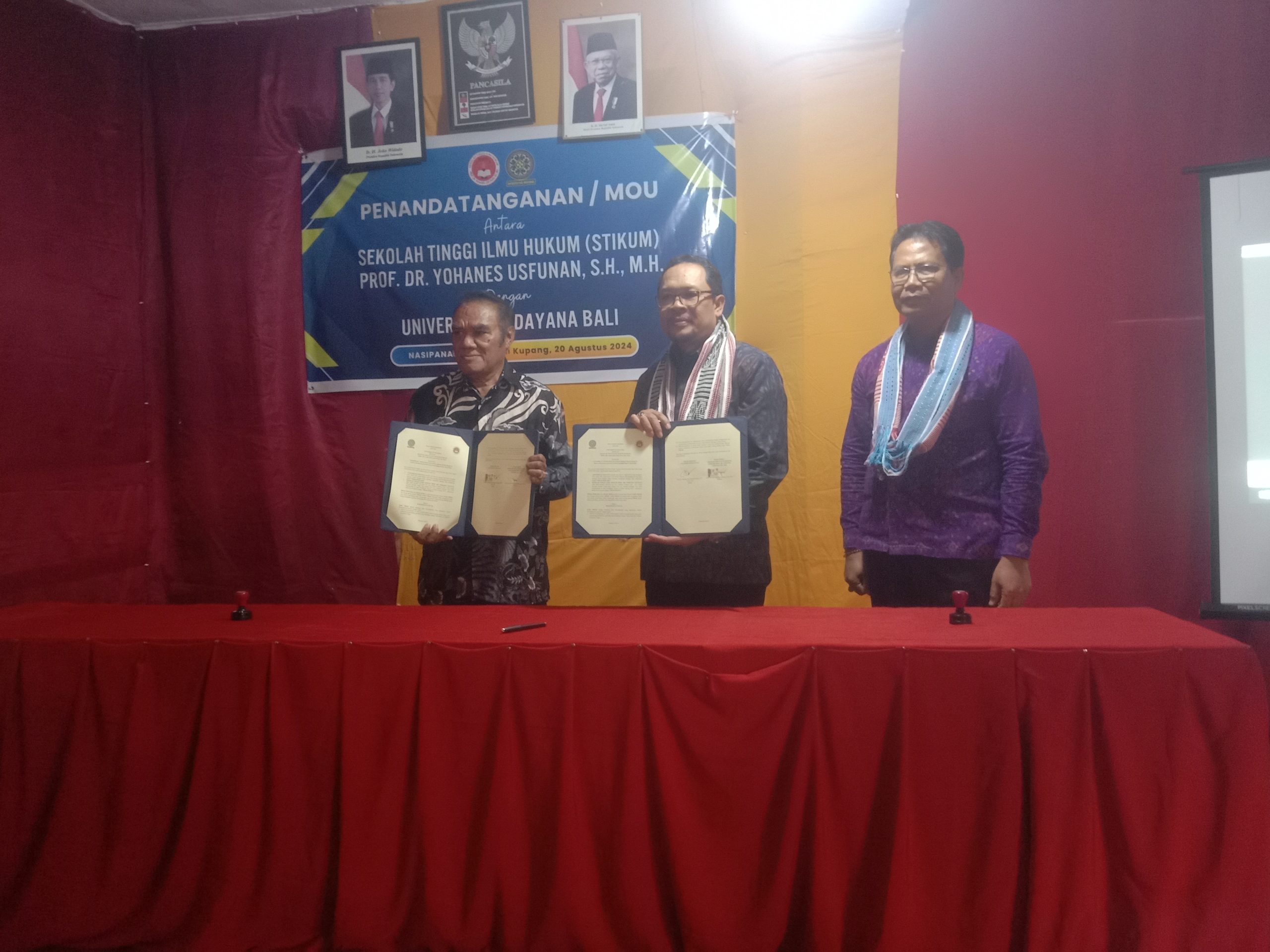 Direktur Stikum, Prof.Dr.Yohanes Usfunan, SH.,MH (kiri) bersama Rektor Unud, Prof.Dr.Ir. Ngakan Putu Gede Suardana, M.T.,Ph.D.,IPU didampingi Pembantu Rektor IV Bidang Perencanaan, Kerjasama & Informasi, Prof. Dr. dr. I Putu Gede Adiatmika, M.Kes.