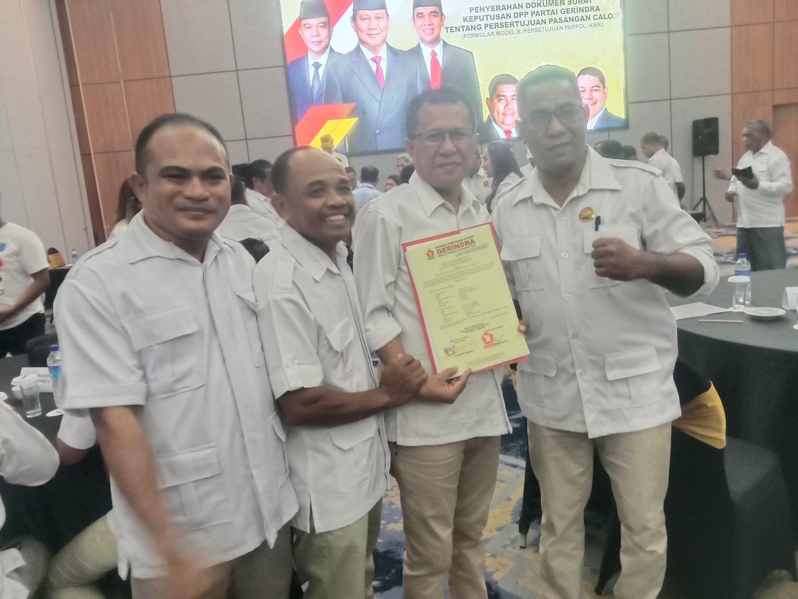 (Dari kiri ke kanan) Ketua DPC Partai Gerindra Kabupaten Kupang, Tome da Costa, Balon Bupati Kupang, Yosef Lede, Sekretaris DPC Partai Gerindra Kabupaten Kupang, Leo Lomunifu dan Anggota Fraksi Partai Gerindra DPRD Provinsi NTT, Jan Windy. Foto : sk/jn