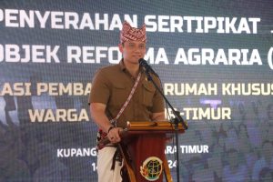 Pj. Gubernur NTT Dampingi Menteri ATR/BPN RI Serahkan Serifikat TORA untuk Warga Eks Timor Timur