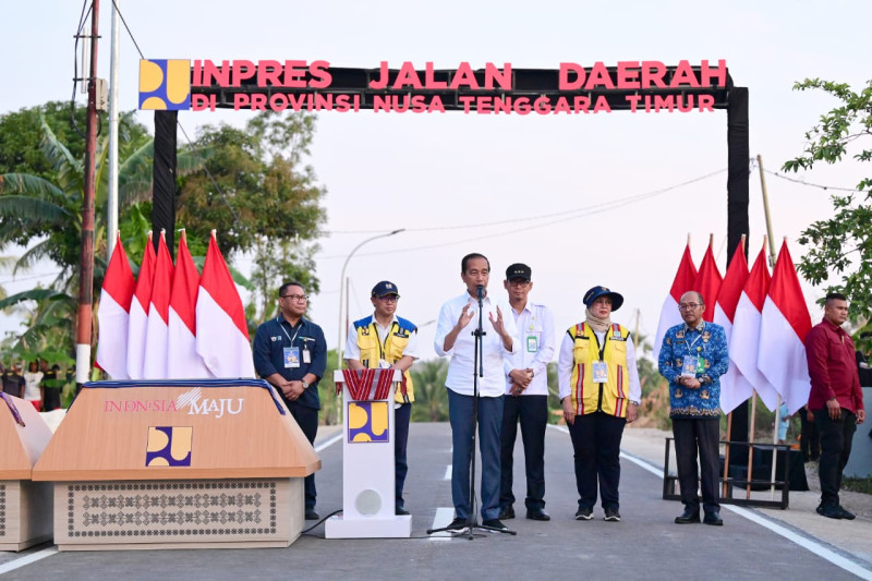 Pj. Gubernur NTT Andriko Susanto Dampingi Presiden Jokowi Resmikan 27 Ruas Jalan di Provinsi NTT