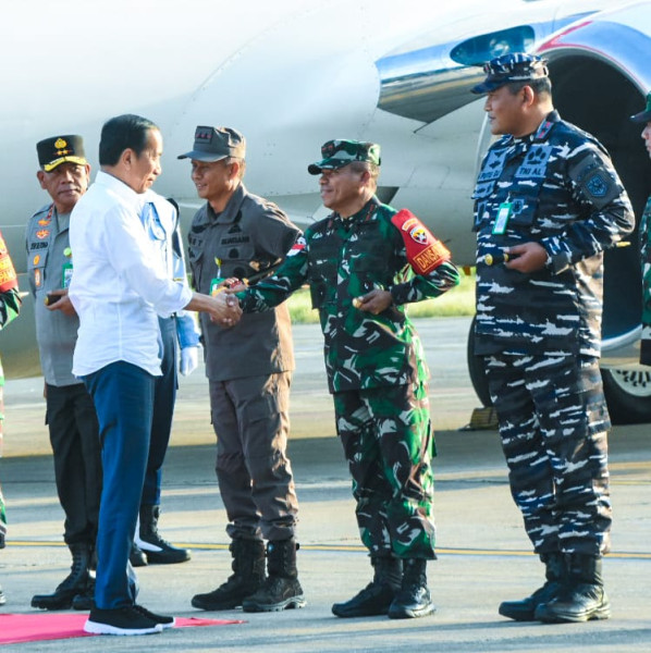 Pangdam IX/Udayana Bersama Danrem 161/WS Sambut Kedatangan Presiden RI di Bandara EL Tari Kupang