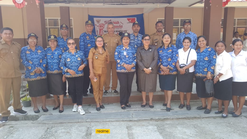 Foto bersama usai upacara HUT Sumpah Pemuda ke - 96 tingkat Kecamatan Insana Barat di halaman SMKN Tuamau Desa Bannae. Foto : dn/jn