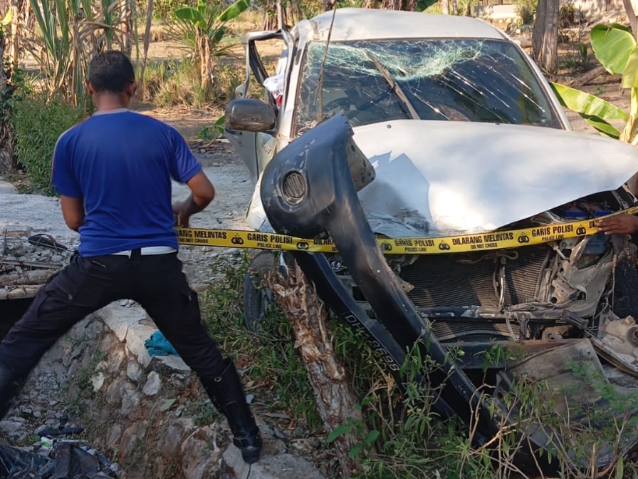 Kendaraan Toyota Hilux pick up single cabin, dengan nomor polisi DH 8698 DD yang dikemudi oleh Viktorius Naisaban (VN) 20 tahun warga Ainlite, RT 10, RW 3, Desa Maubesi, Kecamatan Insana Tengah, mengalami kecelakaan usai memasang tenda untuk persiapan kampanye Paket Temneno Tentram di Desa Fafinesu A. Foto: dn/jn