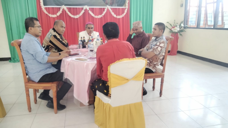 Uskup Agung Kupang, Mgr.Hironimus Pakaenoni, Pr (berjubah) bersama calon Bupati Kupang, Yosef Lede, SH (kiri/kemeja biru) dan Romo Albano Carvalho (kanan) sedang berdiskusi usai jamuan makan siang. Foto : sk/jn