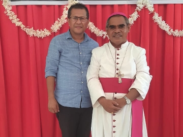 Calon Bupati Kupang, Yosef Lede, SH, foto bersama Uskup Agung Kupang, Mgr.Hironimus Pakaenoni, Pr, usai jamuan makan siang bersama Foto : sk/jn