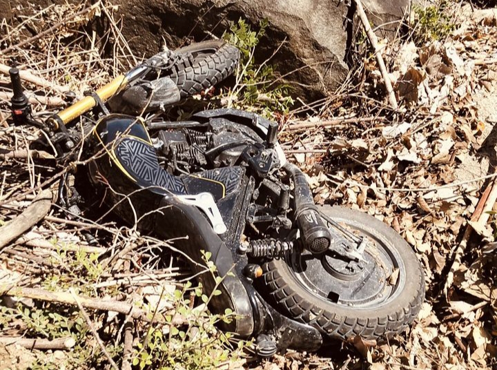 Sepeda motor Yamaha XSR 155 cc warna hitam no.pol B 3865 NPU dikendarai oleh RCL (12) dan KJD (14) mengalami kecelakaan setelah pengendara hilang kendali saat tiba di TKP pada Minggu 3/11/2024 Pukul 10.30 Wita.