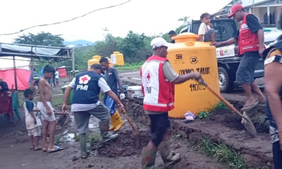 Relawan PMI NTT Membuat Lubang Resapan di Posko Pengungsian untuk Cegah Penyakit Menular