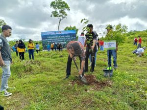 Tanam Bersama dalam Aksi Gerakan Hijau Sejuk NTT Ku, Pj. Gubernur NTT Ajak Masyarakat NTT untuk Gemar Menanam 