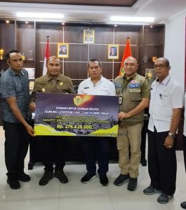 Pj. Wali Kota Kupang Serahkan Bantuan Untuk Korban Erupsi Gunung Lewotobi Flotim