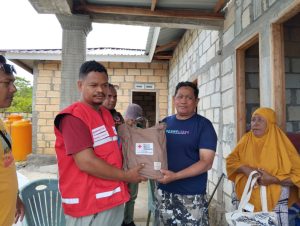 PMI Provinsi NTT Lakukan Distribusi Bantuan untuk Masyarakat Terdampak Bencana Banjir Rob di Desa Tablolong.