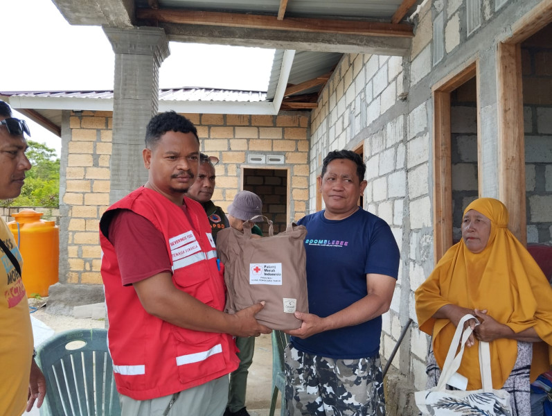 PMI Provinsi NTT Lakukan Distribusi Bantuan untuk Masyarakat Terdampak Bencana Banjir Rob di Desa Tablolong.