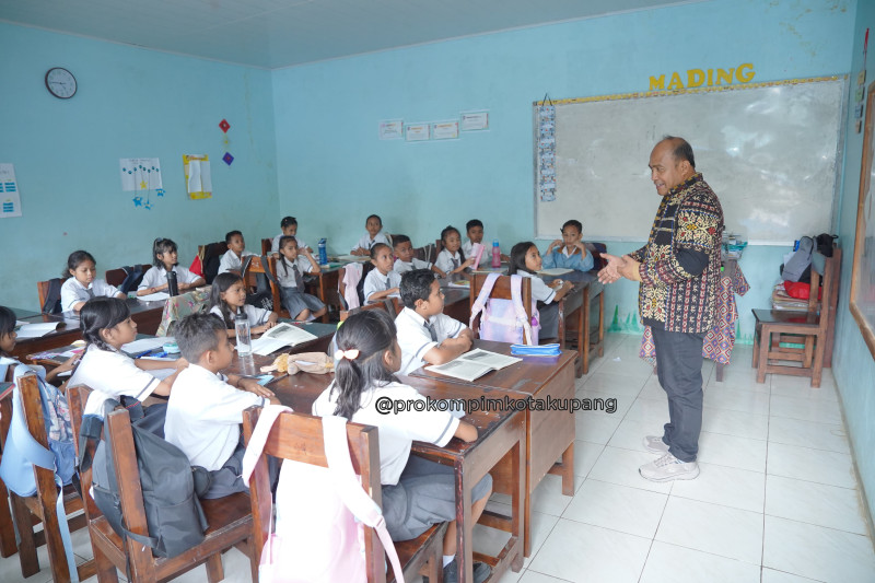 Pj. Wali Kota Dorong Penguatan Bahasa dan Sarana Sekolah di SMP N 12 dan TK-SD Tunas Gloria