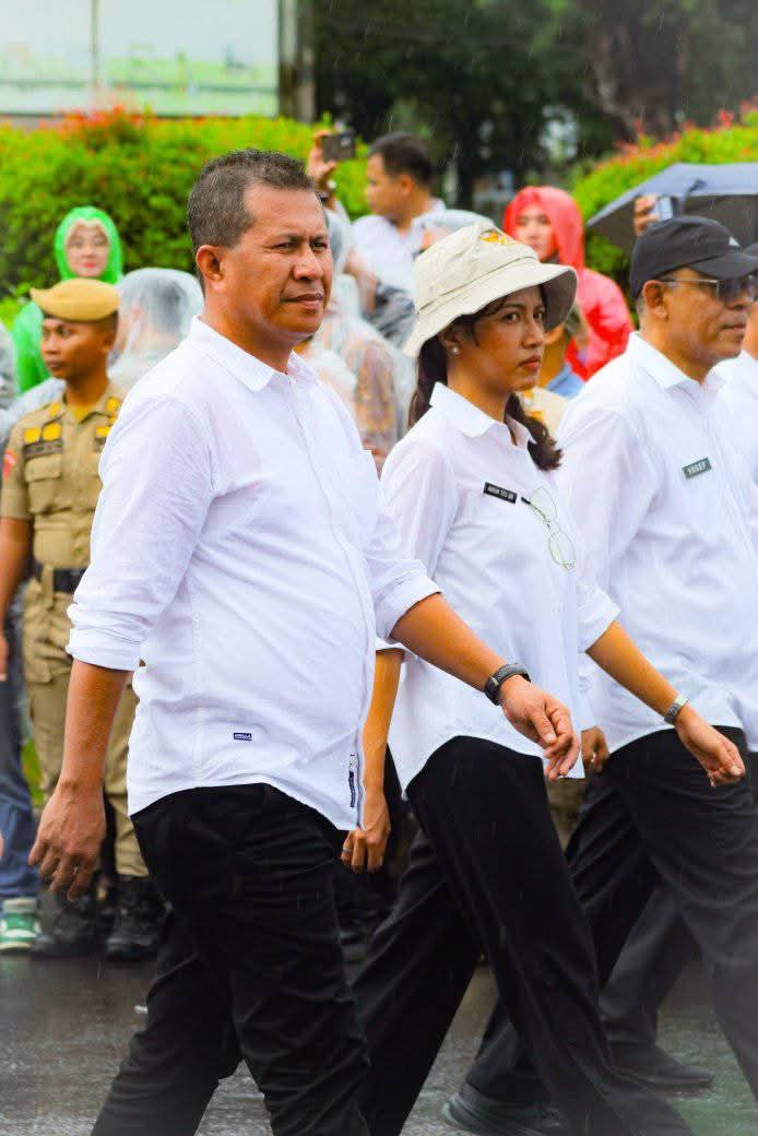 Bupati dan Wakil Bupati Kupang Terpilih, Yosef Lede, SH dan Aurum Obe Titu Eki, S.Ars.M.Ars sedang mengikuti kegiatan baris berbaris dalam kegiatan Gladi Bersih jelang pelantikan oleh Presiden RI, Prabowo Subianto, Kamis, 20 Februari 2025. Foto : istimewa. 