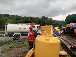 Warga Terdampak Erupsi Lewotobi Apresiasi Distribusi Air Bersih oleh PMI NTT