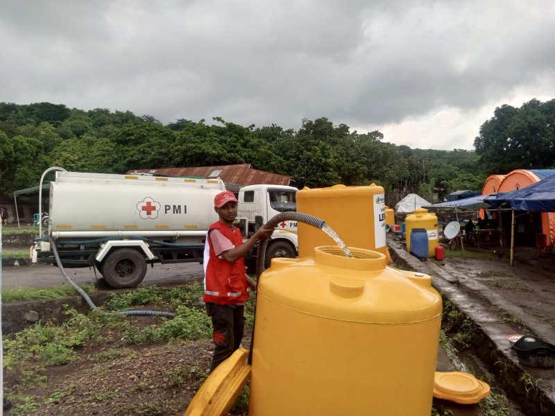 Warga Terdampak Erupsi Lewotobi Apresiasi Distribusi Air Bersih oleh PMI NTT