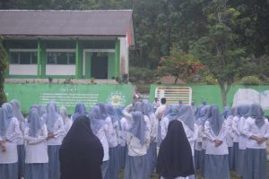 Jadi Inspektur Upacara di SMA MAS AL-MUTTAQIN Wolowaru, Pesan Kapolsek Ubaldus: Perkuat Jati Dirimu, Sambut Masa Depan