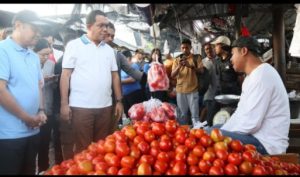 Cek Harga Sembako, Gubernur NTT Lakukan Sidak di TPI Oeba dan Pasar Kasih Naikoten