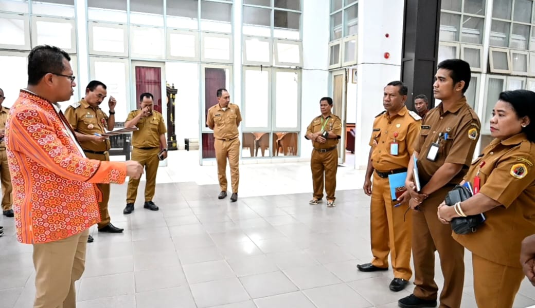Bupati Kupang, Yosef Lede, sedang memberi arahan kepada Kadis Pendidikan, Eliazer Teuf dan Kepala BKPSDM, Adi Lona di Kantor Bupati Kupang, Selasa (22/07/2025). 