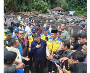 Gubernur NTT Dampingi Menteri PU Tinjau Lokasi Banjir Bandang di Nagekeo