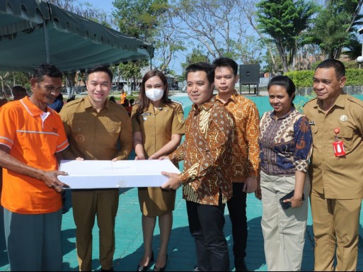 Wali Kota Kupang Apresiasi Bantuan 1 Ton Ikan untuk Petugas Kebersihan dari PT. Hutama Jaya Chandra