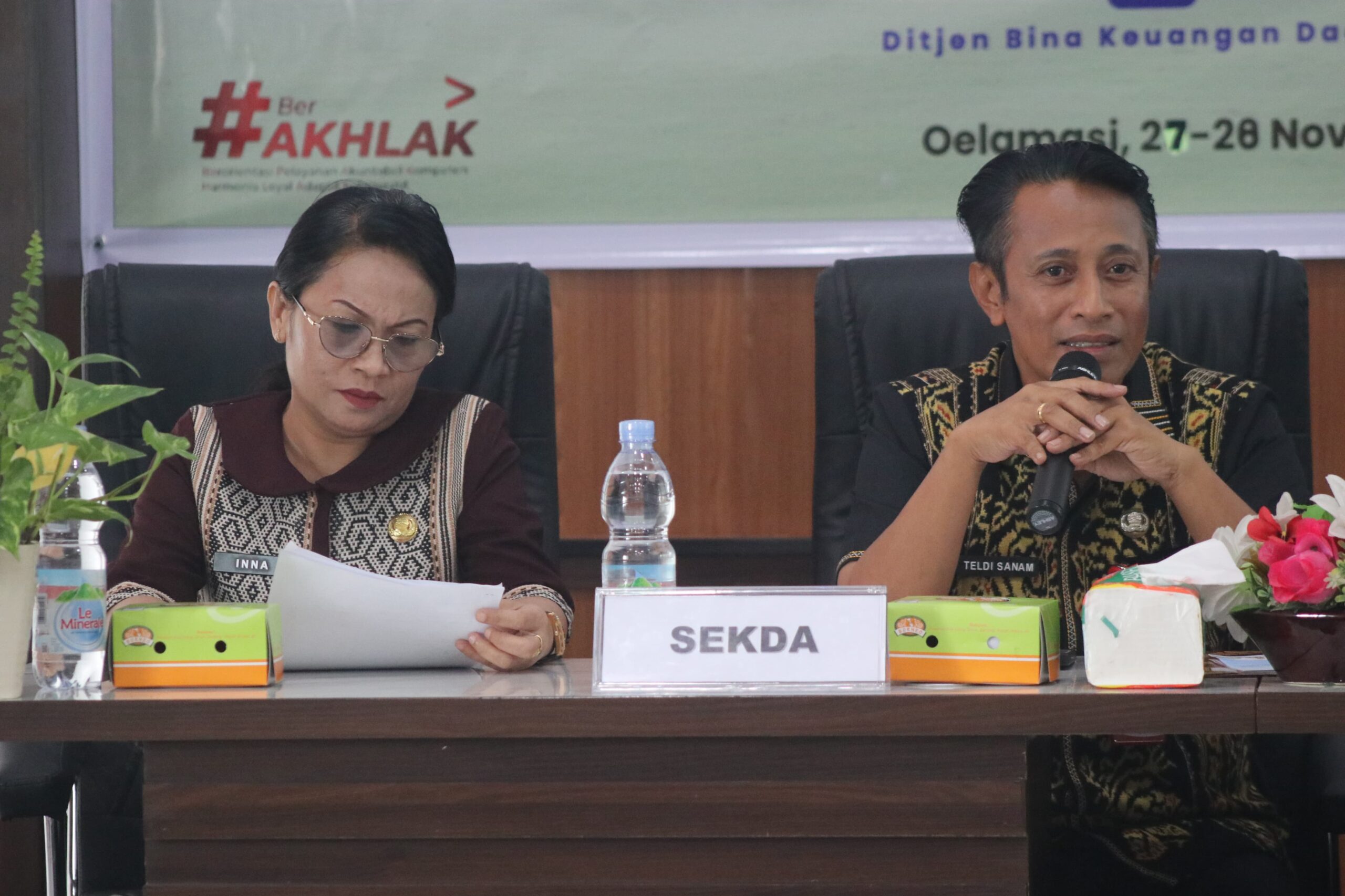 Sekda Kabupaten Kupang, Mateldius Sanam dan Plt. Kepala BPKAD Kabupaten Kupang, Ina Babanong. 